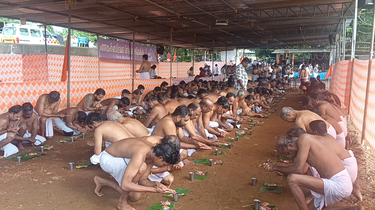 പിതൃ പുണ്യം തേടി ആയിരങ്ങൾതർപ്പണം ചെയ്തു